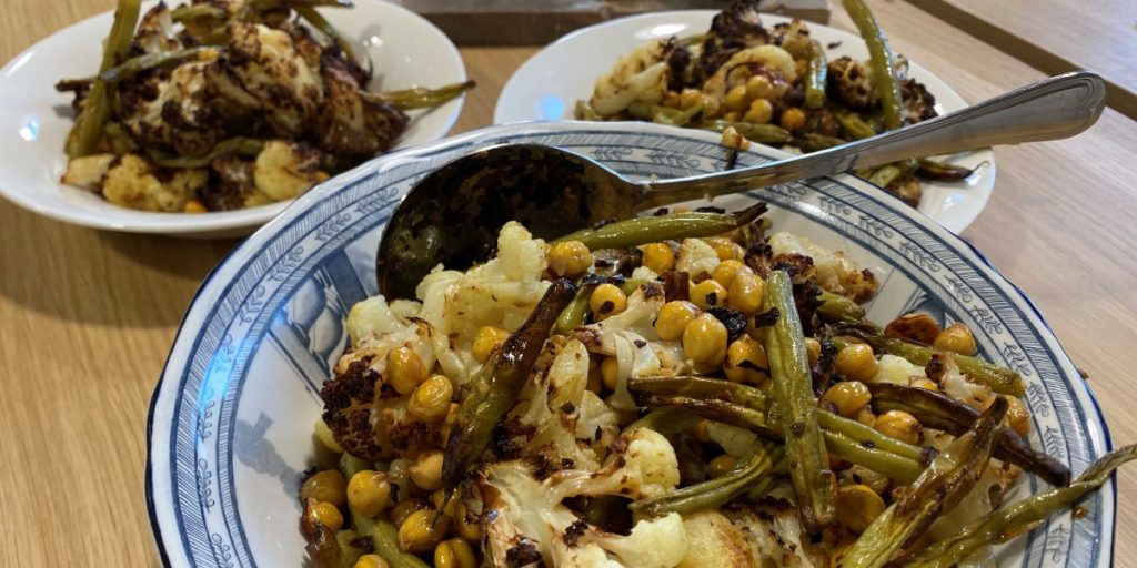 Traybake bloemkool sperziebonen en kikkererwten, Recept, Boer winkel van het land