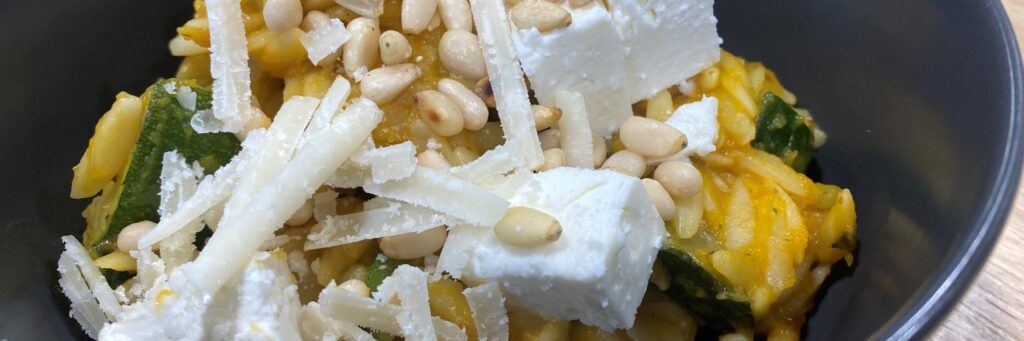 Orzo met pompoensaus